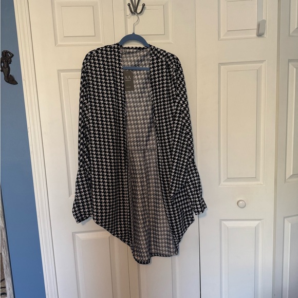 Black and White Houndstooth cape - Picture 1 of 3